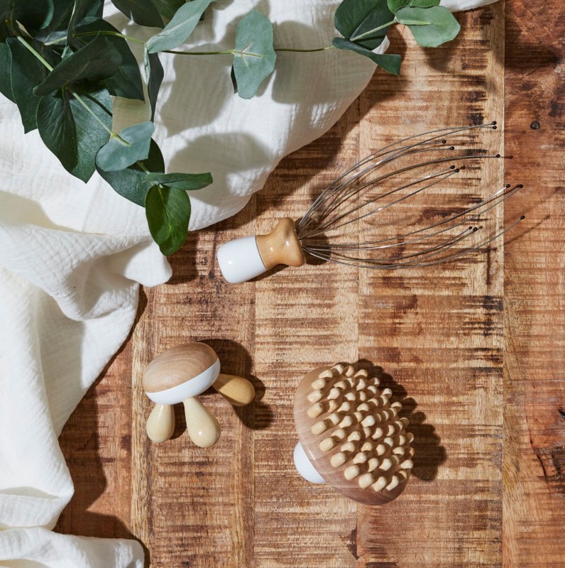 Set 3 accessori per massaggi in legno contenente massaggiatore per cuoio capelluto, spazzola massaggiatrice multiuso e tripode